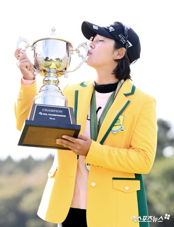 박지영 '우승 재킷 입고 트로피에 입맞춤'[포토]