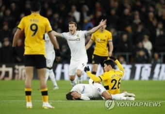 황희찬의 팔꿈치 보복...번리 감독 