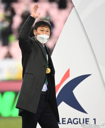 '우승 감독' 김상식, 팬들 향해 인사[포토]