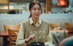 고스트 닥터 유이, 의사로 완벽 변신…똑단발로 뽐낸 시크美