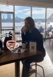 핑클 이진, 美 뉴욕 리버뷰 속 여유…"언니랑 커피 타임"