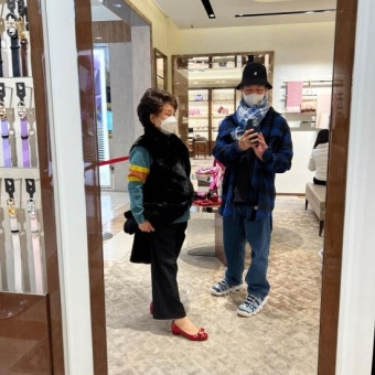 팝핀현준박애리, 母 명품백+신발 플렉스 선물…