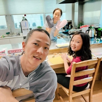 팝핀현준박애리, 딸과 쿠키 만드는 자상한 아빠…