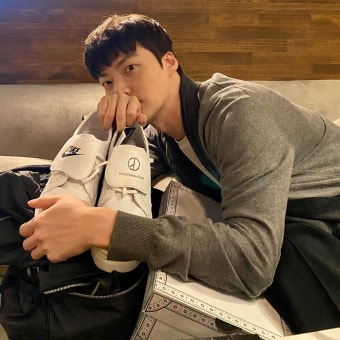 안재현, 지드래곤 한정판 신발 인증…촬영 중에도 두 손에 꼬옥