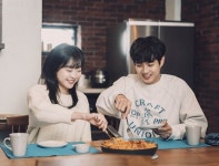 최우식♥김다미, 로맨틱 홈데이트…예상치 못한 불행 (그 해 우리는)[포인트:신]