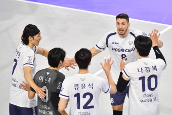 '알렉스 트리플크라운' 우리카드, 선두 대한항공 잡고 3연패 탈출