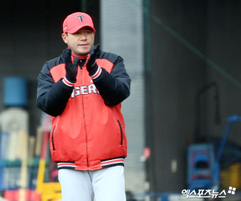 선수들 격려하는 서재응 코치[포토]
