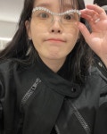 아이유, 화보 촬영 중 비하인드…난해한 안경마저 완벽 소화