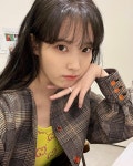 아이유, 화보 촬영 중 비하인드…난해한 안경마저 완벽 소화