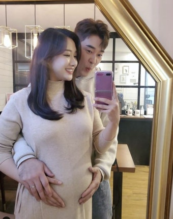 조충현, 김민정 D라인에 올린 두 손 