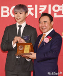 김민석 수줍은 악수[포토]