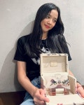 블랙핑크 지수, 소멸할 듯한 얼굴 속 미모…향수 선물에 방긋