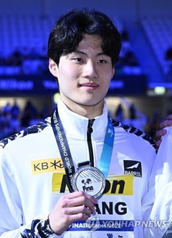 '銀빛 물살' 가른 황선우, 세계선수권 200m 은메달...박태환 넘어섰다