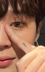 손가락에 선명한 7…방탄소년단 지민, 우정 타투 공개