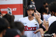 1회 0-5→11-7 KT, 선발 전원 안타로 5할 승률 복귀 [수원:스코어]