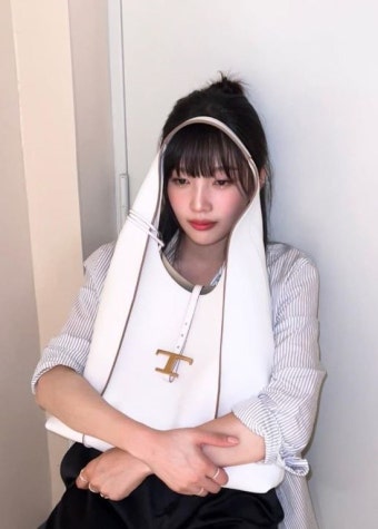 '크러쉬' 조이, 과감한 포즈도 거침없이…허리는 한줌