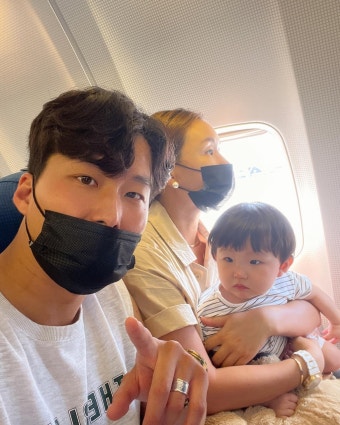 '11살 연하' 배윤정, 힙한 엄마의 공항패션…"子 첫 비행"