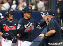 정훈 달아나는 투런포[포토]