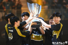 젠지 '드디어 들어올린 LCK 우승 트로피'[포토]