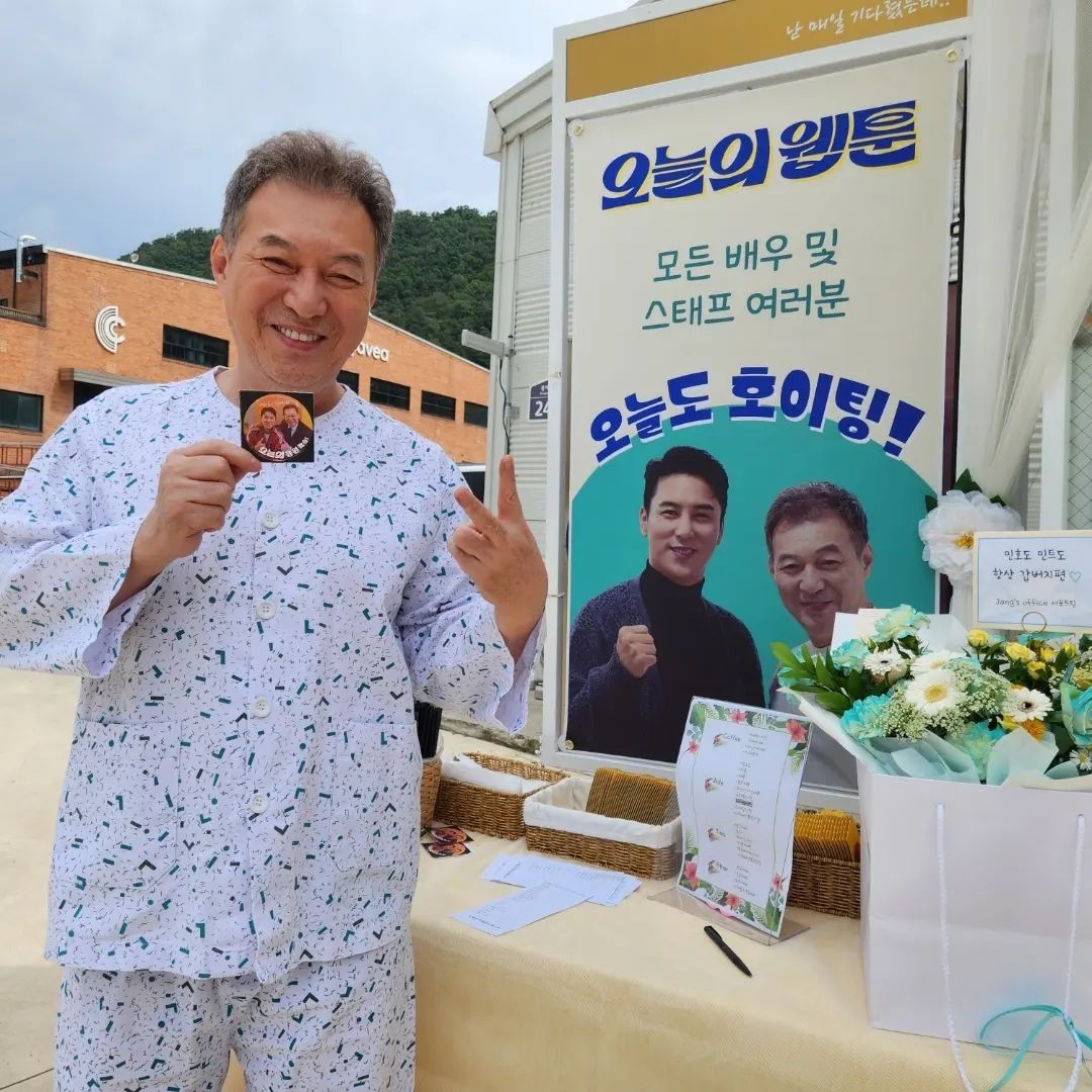 김갑수, 후배들과 팬들에게 센스 넘치는 커피차 선물로 화제!