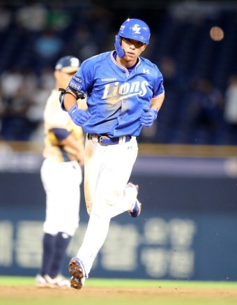 삼성 신인 김영웅, 데뷔 첫 타석에서 홈런 쾅! 'KBO 9번째+삼성 1호'