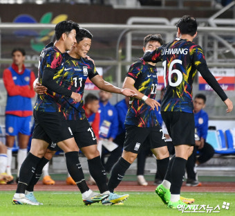 황희찬 '손흥민-황의조에게 축하 받으며'[포토]