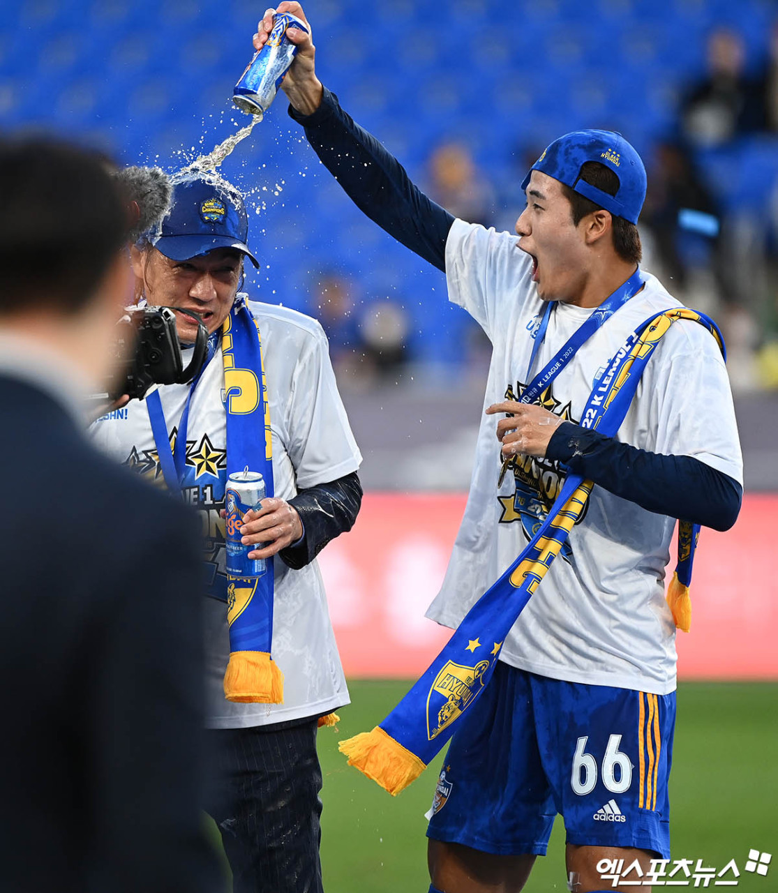 홍명보 감독, 한국 축구대표팀에 격려와 지도로 힘 실어