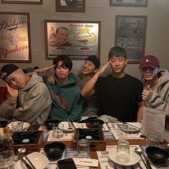 '8일 입대' 유영재, B.A.P 단체사진 공개 …
