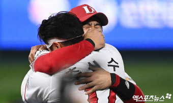 김강민-추신수 '눈물의 포옹'[포토]
