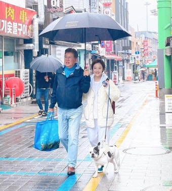 김용건, '며느리' 황보라 애지중지…비 맞을까 우산 씌워주는 시아빠