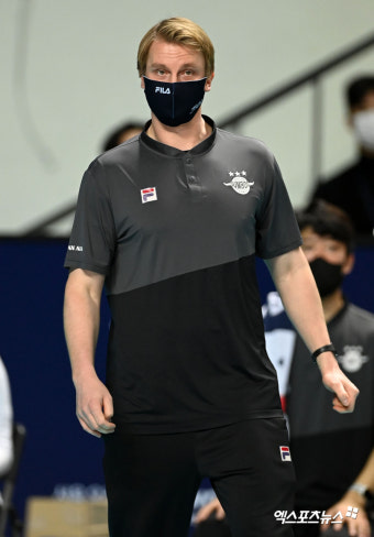 경기 지켜보는 틸리카이넨 감독[포토]