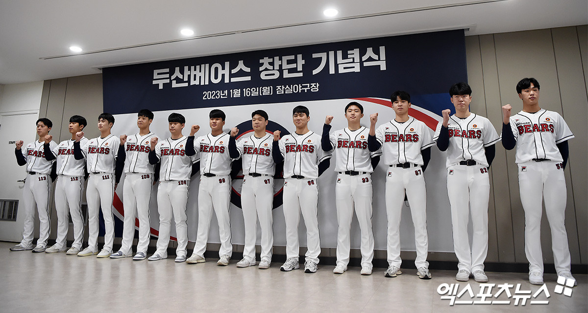 두산 신인 김택연, 고졸 신인 최다 세이브 기록 바로 그림 위로!
