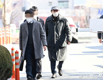 오영수 '강제추행 혐의 공판 출석'[포토]