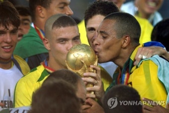 '안첼로티 모셔오자'…호나우두·카카 등 브라질 레전드 '총출동'