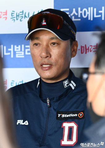 취재진과 인터뷰 나누는 이승엽 감독[포토]