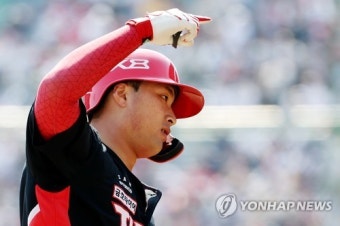 첫 타석부터 가동한 '홈런포'…거포 유망주, 꿈틀대는 '장타 DNA'