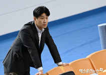 선수들 훈련 지켜보는 김종민 감독[포토]