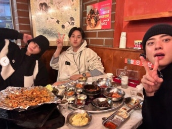 '97라인' 화려하네…정국·차은우·민규, 술 한 잔 나누며 