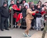 때린 마네 당당했고, 맞은 사네 고개 숙여…뒤늦게 드러난 충격 진실