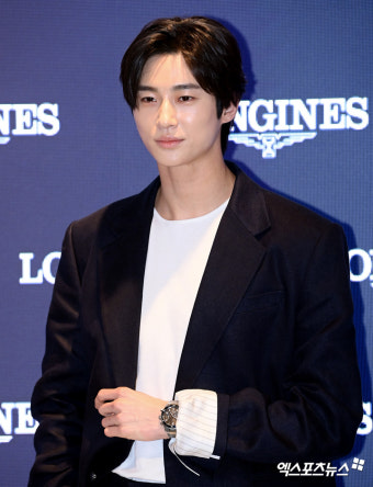 배우 변우석, 울프컷 스타일과 다채로운 패션으로 팬들 매료