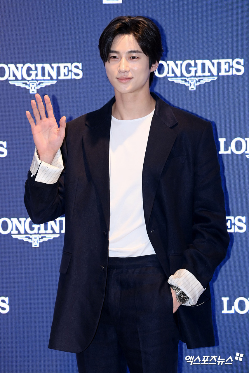 배우 변우석, 여유로운 일상 속에서 자연스러운 매력 발산 중

