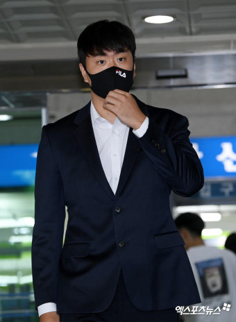 무죄 선고 받고 법원 나서는 이영하[포토]
