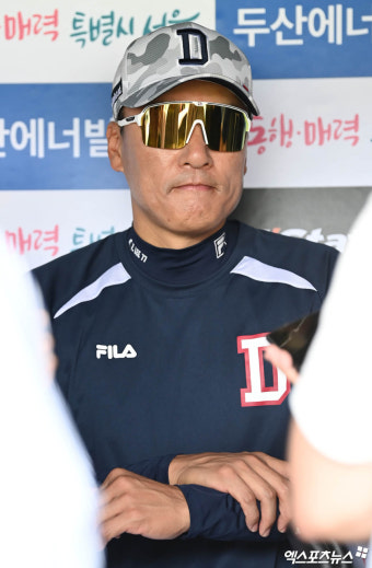 이승엽 감독 '취재진 질문 들으며'[포토]