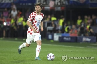 메시 따라 '낭만축구'…모드리치, 알 힐랄 '연봉 2800억' 오퍼 'NO!'→