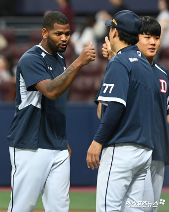 알칸타라 '이승엽 감독과 하이파이브'[포토]