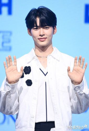 제로베이스원 성한빈 '손 인사에 두근두근'[엑's HD포토]