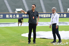 그라운드 살피는 김용희 감독관과 민훈기 해설위원[포토]