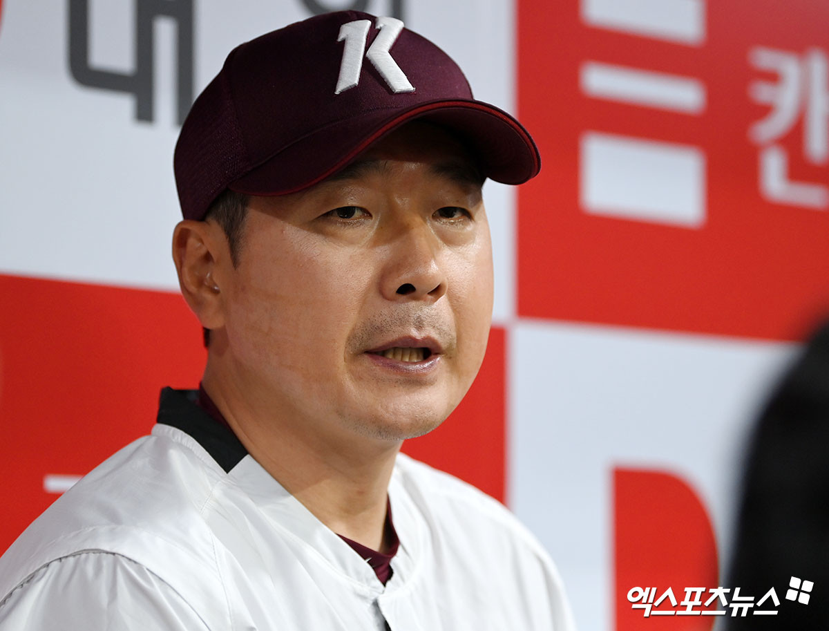 키움 감독 홍원기, 체크스윙 오심 항의로 퇴장…판정 변화 없어