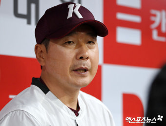 키움 감독 홍원기, 체크스윙 오심 항의로 퇴장…판정 변화 없어