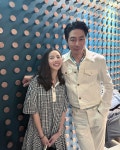 조인성, '절친' 김기방 아내와 훈훈 투샷→